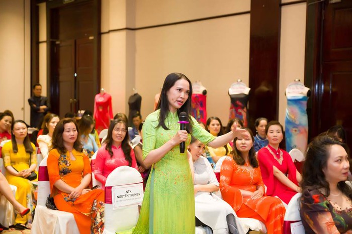 NTK Nguyễn Thị Hiền thảo luận cùng NTK Đỗ Trịnh Hoài Nam về các hướng đi của áo dài trong thời gian tới