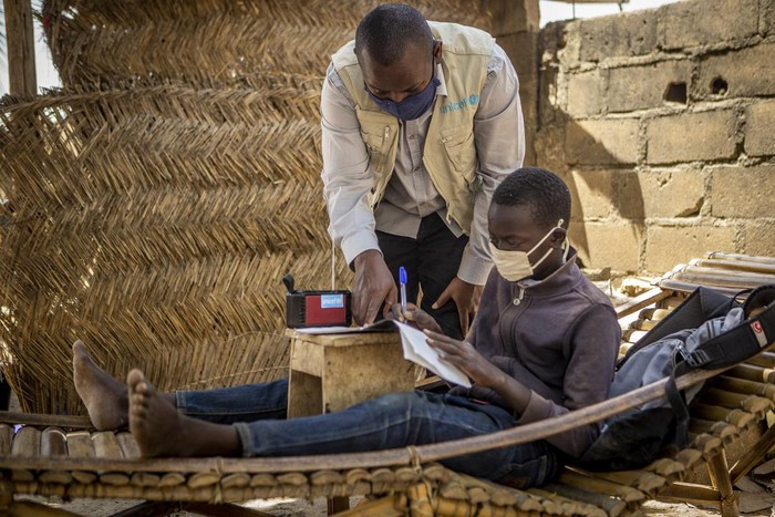 Radio bằng năng lượng mặt trời thắp sáng kiến thức cho trẻ em Mali  - Ảnh 2.