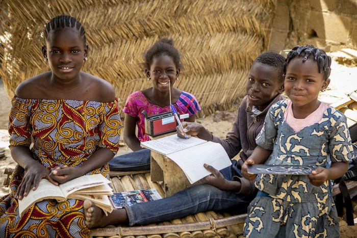 Radio bằng năng lượng mặt trời thắp sáng kiến thức cho trẻ em Mali  - Ảnh 3.