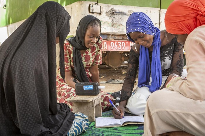 Radio bằng năng lượng mặt trời thắp sáng kiến thức cho trẻ em Mali  - Ảnh 4.