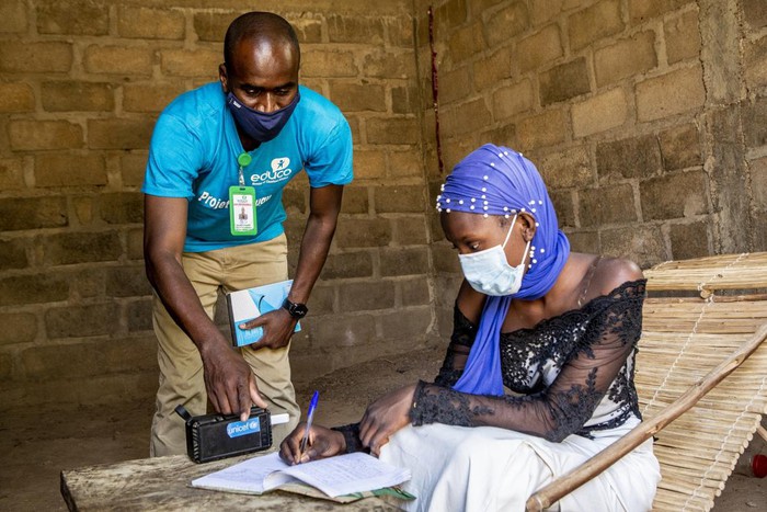 Radio bằng năng lượng mặt trời thắp sáng kiến thức cho trẻ em Mali  - Ảnh 5.