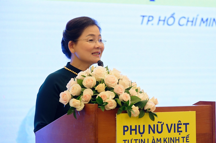 Bà Trần Thị Hương – Phó Chủ tịch Hội LHPN Việt Nam phát biểu khai mạc Lễ Tổng kết và Trao giải “Phụ nữ Tự tin Làm Kinh tế”