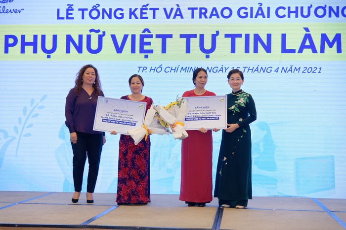 Đại diện Hội LHPN Bến tre và Hà Nam nhận bằng khen thành tích xuất sắc trong triển khai chương trình “Phụ nữ Tự tin Làm Kinh tế”