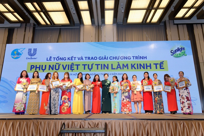 Bà Trần Thị Hương – Phó Chủ tịch Hội LHPN Việt Nam trao giải nhất cho các chị em tham gia cuộc thi “Phụ nữ Tự tin Làm Kinh tế”