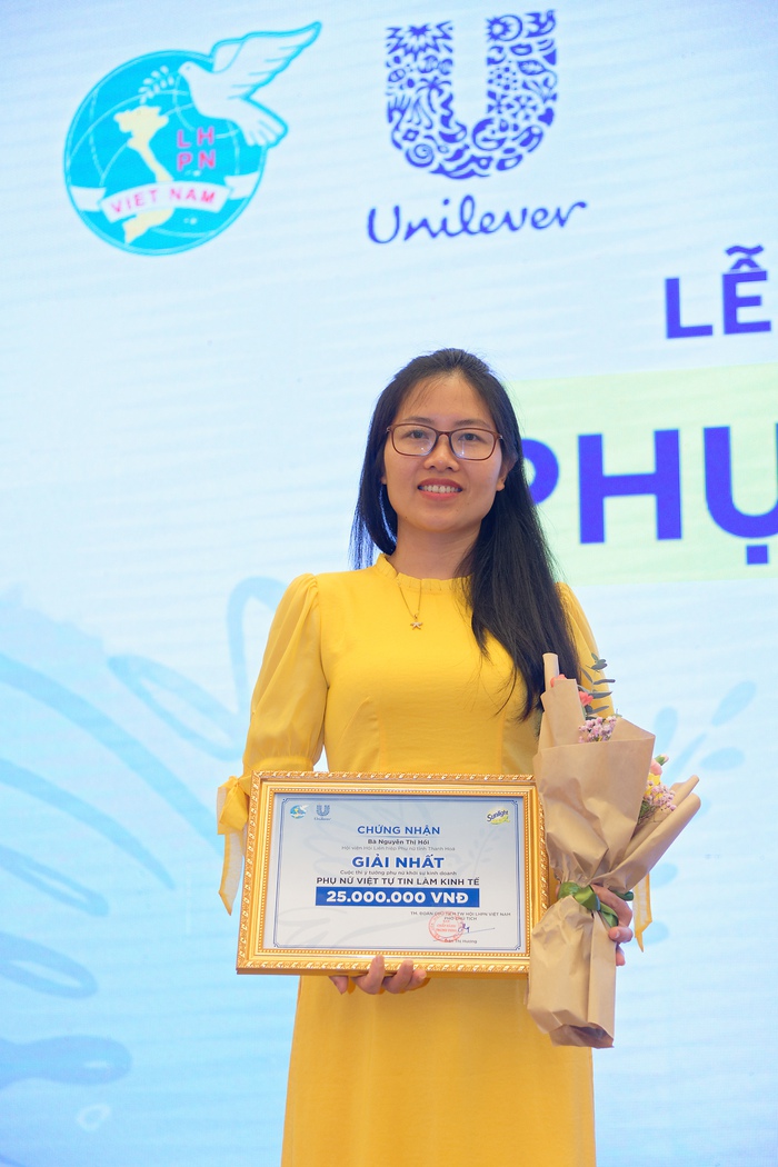Chị Nguyễn Thị Hồi - Hội viên Hội PN tỉnh Thanh Hóa đoạt giải nhất với ý tưởng cửa hàng tạp hóa
