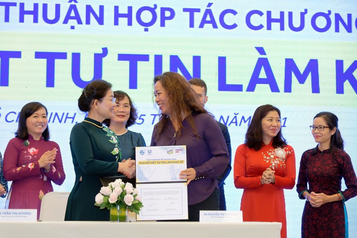 Bà Nguyễn Thị Bích Vân, Chủ tịch Unilever Việt Nam và bà Trần Thị Hương – Phó Chủ tịch Hội LHPN Việt Nam  cùng ký kết Thỏa thuận hợp tác chương trình “Phụ nữ Tự tin Làm Kinh tế”