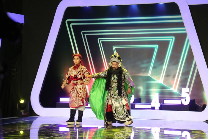 Nghệ sĩ Minh Hòa biểu diễn trên sân khấu