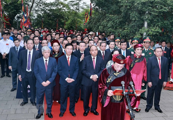 Chủ tịch nước Nguyễn Xuân Phúc dâng hương tưởng niệm các Vua Hùng - Ảnh 3.