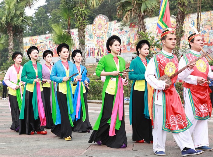Chủ tịch nước Nguyễn Xuân Phúc dâng hương tưởng niệm các Vua Hùng - Ảnh 6.