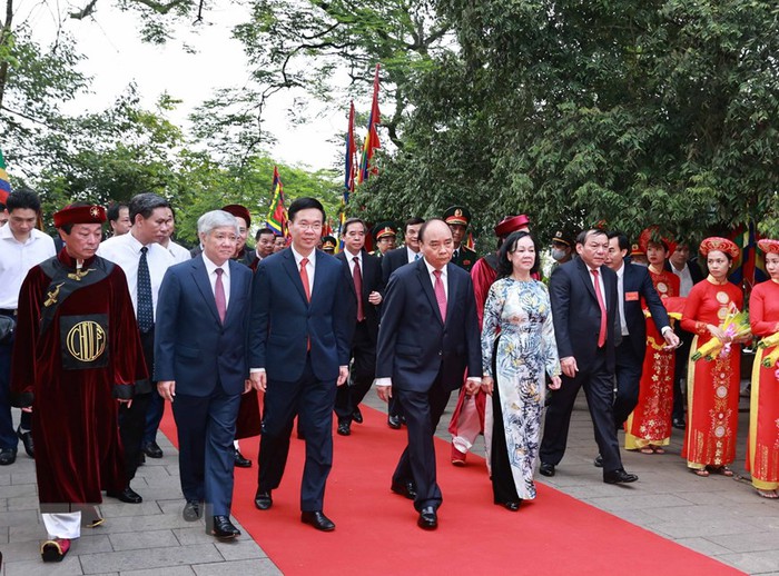 Chủ tịch nước Nguyễn Xuân Phúc dâng hương tưởng niệm các Vua Hùng - Ảnh 2.