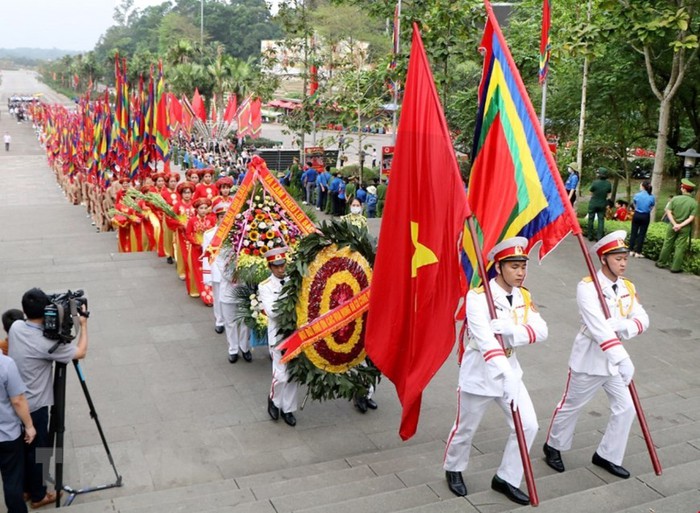 Chủ tịch nước Nguyễn Xuân Phúc dâng hương tưởng niệm các Vua Hùng - Ảnh 1.