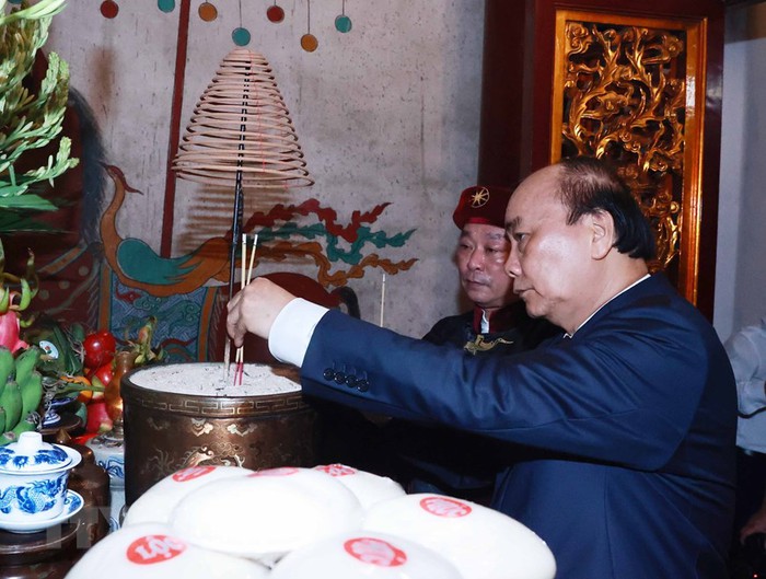 Chủ tịch nước Nguyễn Xuân Phúc dâng hương tưởng niệm các Vua Hùng - Ảnh 4.