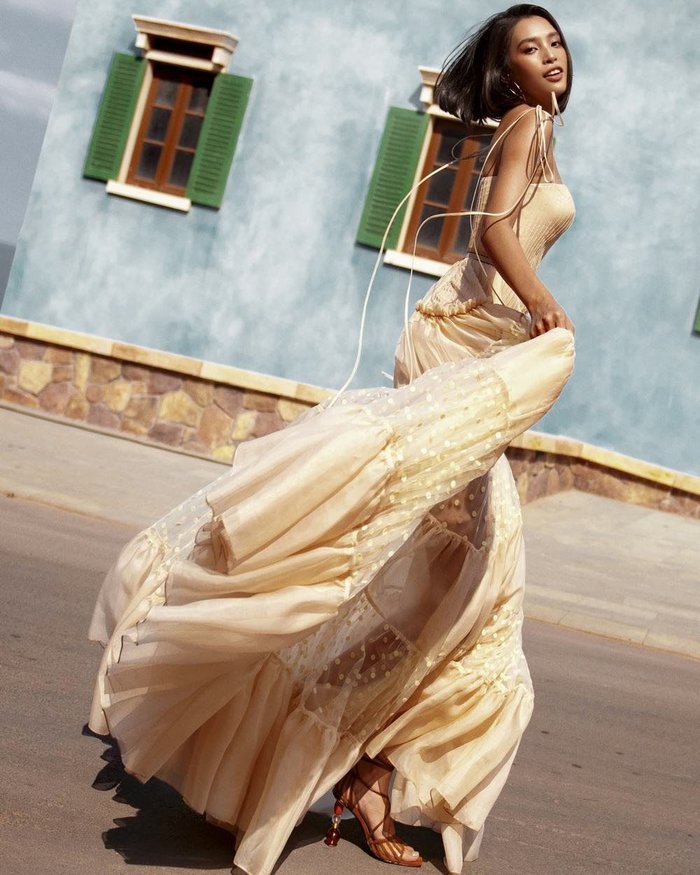 Hoa hậu Tiểu Vy khoe làn da rám nắng, tự tin thả dáng trong trang phục chào hè - Ảnh 4.