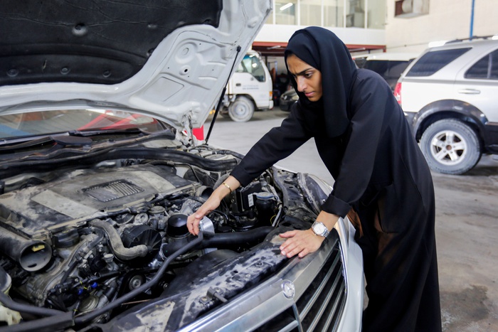 Hành trình &quot;chen chân&quot; vào ngành sửa chữa ô tô của người phụ nữ Ả Rập Xê Út - Ảnh 1.