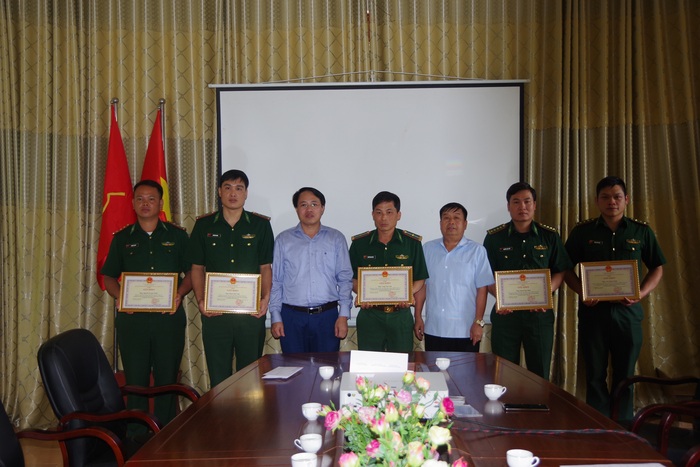 BĐBP Lào Cai bắt đối tượng có lệnh truy nã vận chuyển 6 bánh hê-rô-in - Ảnh 2.