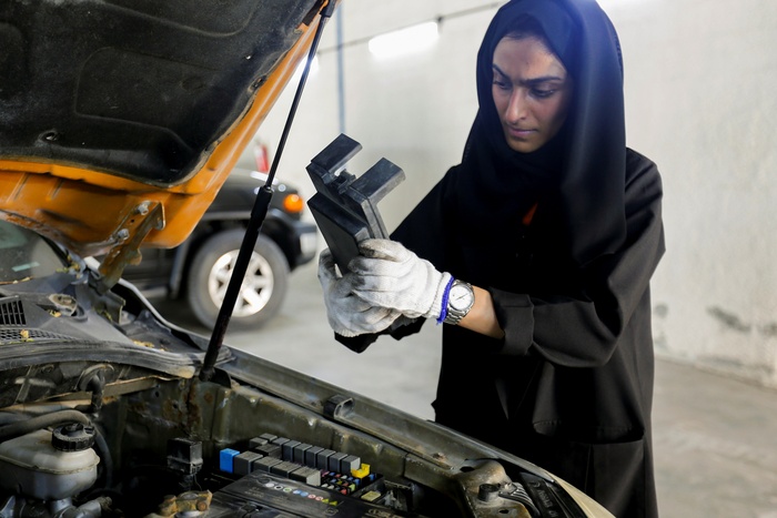 Hành trình &quot;chen chân&quot; vào ngành sửa chữa ô tô của người phụ nữ Ả Rập Xê Út - Ảnh 3.