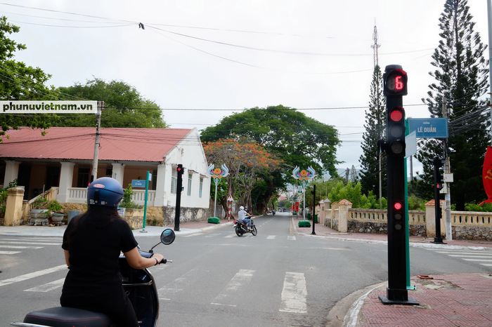 Một con phố mang hình ảnh của nhịp sống chậm rãi của Côn Đảo 10 năm trước đây, khi du lịch ở đây chưa phát triển mạnh