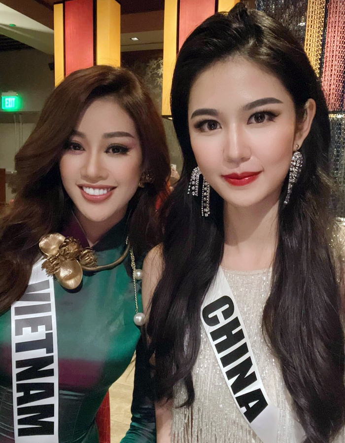 Khánh Vân duyên dáng với áo dài, vẫy cờ Tổ quốc tại Miss Universe - Ảnh 3.