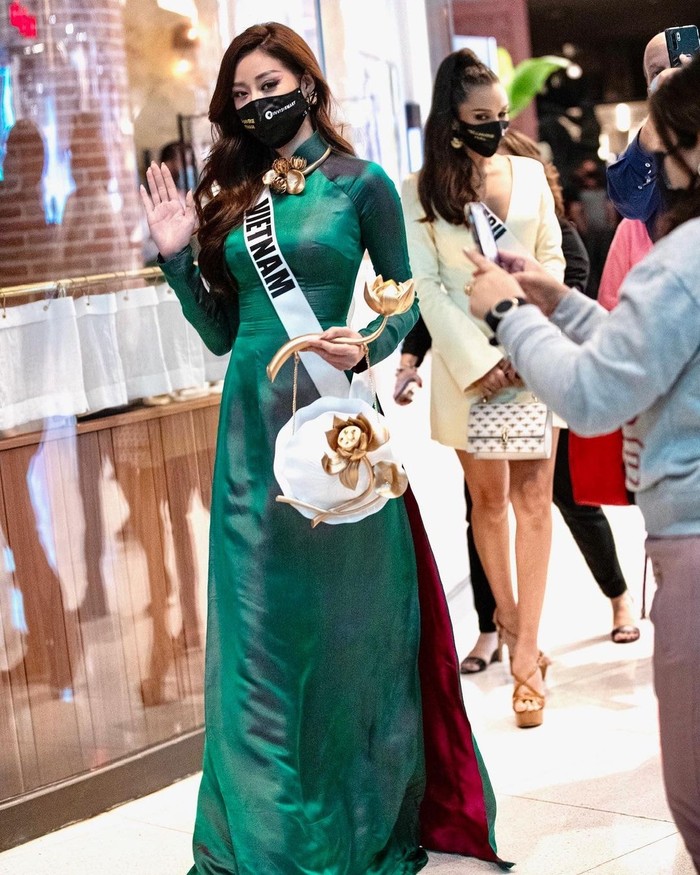 Khánh Vân duyên dáng với áo dài, vẫy cờ Tổ quốc tại Miss Universe - Ảnh 2.