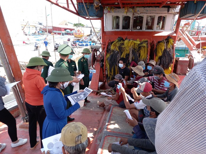 Nam Định: Tuyên truyền, giúp ngư dân phòng, chống dịch Covid-19 - Ảnh 1.