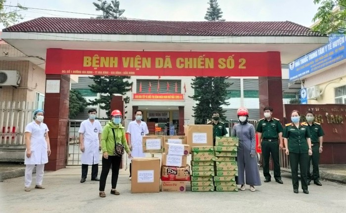 Hội LHPN tỉnh Bắc Ninh: Trao ủng hộ và thăm, tặng quà các chốt kiểm dịch  - Ảnh 1.