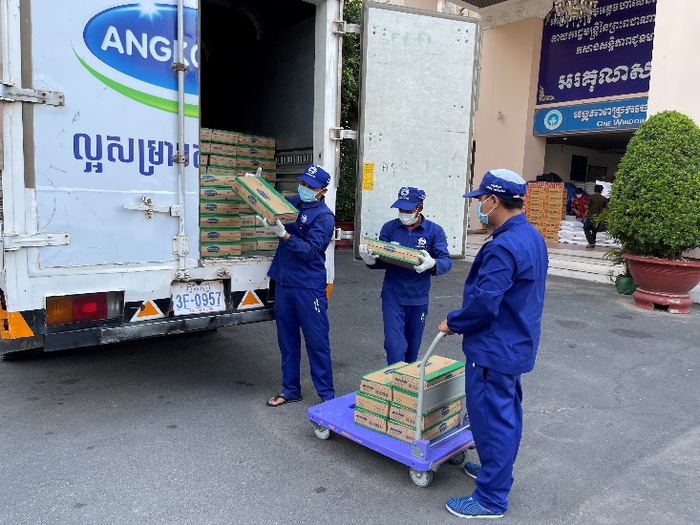 Công ty con của Vinamilk tại Campuchia tặng 48.000 sản phẩm sữa cho người dân cách ly vì Covid-19 - Ảnh 1.