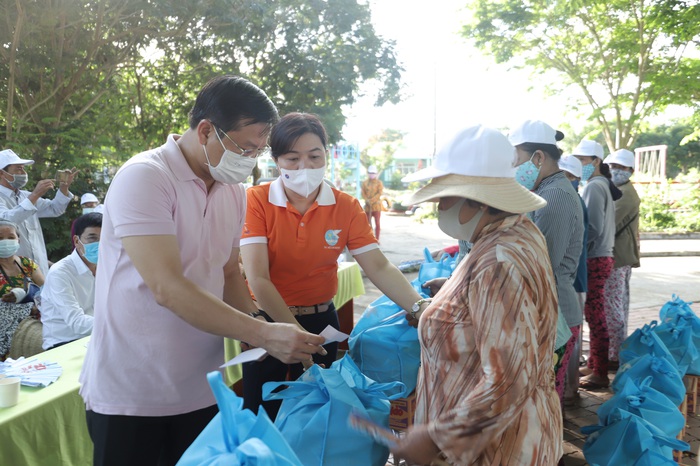 Nhiều hội viên phụ nữ huyện Cần Giờ được nhận quà trong ngày hội “Vì môi trường xanh” - Ảnh 1.