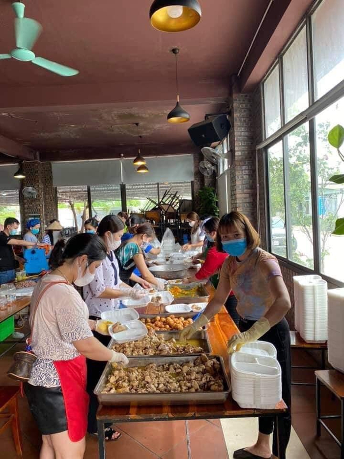 Những người mẹ, người chị cung cấp hàng trăm suất ăn ở điểm nóng dịch Covid-19 Bắc Ninh - Ảnh 2.