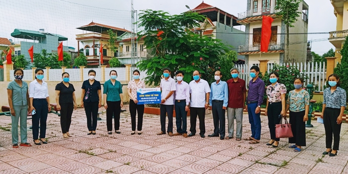 Hội LHPN tỉnh Bắc Ninh thăm, tặng quà lực lượng phòng, chống dịch tại Gia Bình và Lương Tài - Ảnh 1.