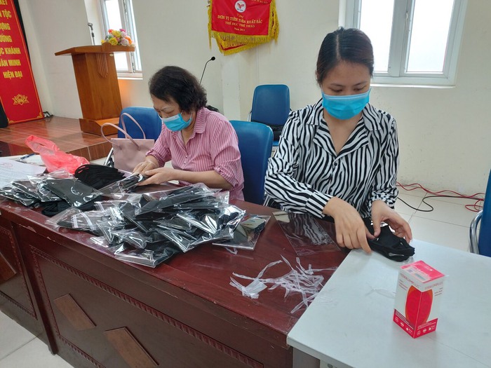 Chị em phụ nữ phường Ngọc Khánh may khẩu trang tặng hội viên có hoàn cảnh khó khăn