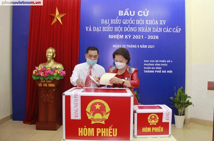 Trưởng ban Tổ chức TƯ Trương Thị Mai bỏ phiếu bầu cử tại quận Ba Đình, Hà Nội - Ảnh 5.