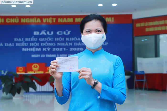 Chủ tịch Hội LHPN Việt Nam Hà Thị Nga bỏ phiếu bầu cử tại Hà Nội - Ảnh 5.