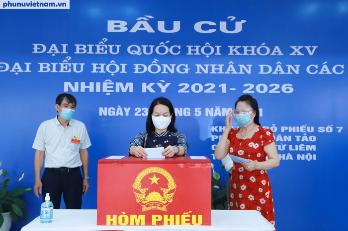 Lãnh đạo Hội LHPN Việt Nam đi bỏ phiếu bầu cử - Ảnh 10.