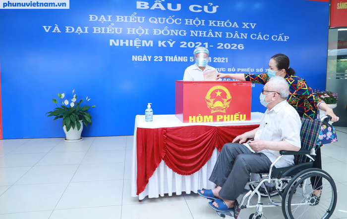 Lãnh đạo Hội LHPN Việt Nam đi bỏ phiếu bầu cử - Ảnh 11.