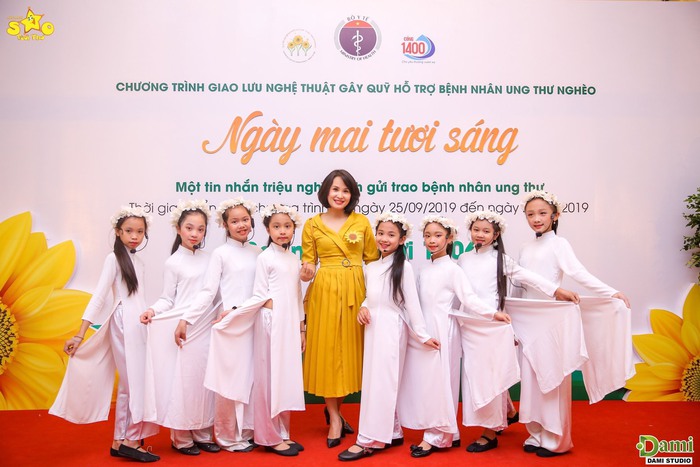 Cô giáo dạy nhạc Phạm Thanh Thúy cùng học trò tham gia chương trình giao lưu nghệ thuật gây quỹ hỗ trợ bệnh nhân ung thư nghèo &quot;Vì ngày mai tươi sáng&quot;