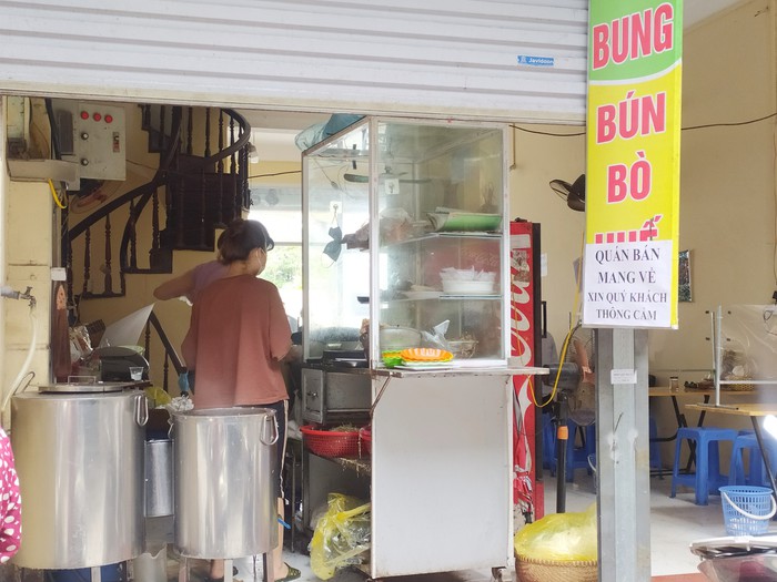 Hàng quán ăn uống ở Hà Nội đồng loạt chỉ bán mang về: &quot;Không lo lắng lắm vì có kinh nghiệm rồi&quot; - Ảnh 2.