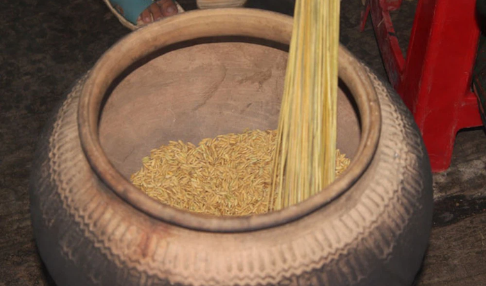 Để có cốm dẹp thơm ngon, bà con Khmer phải lựa chọn loại nếp vừa chín tới, hạt còn mềm, đem về phơi sơ qua rồi cho vào nồi đất rang