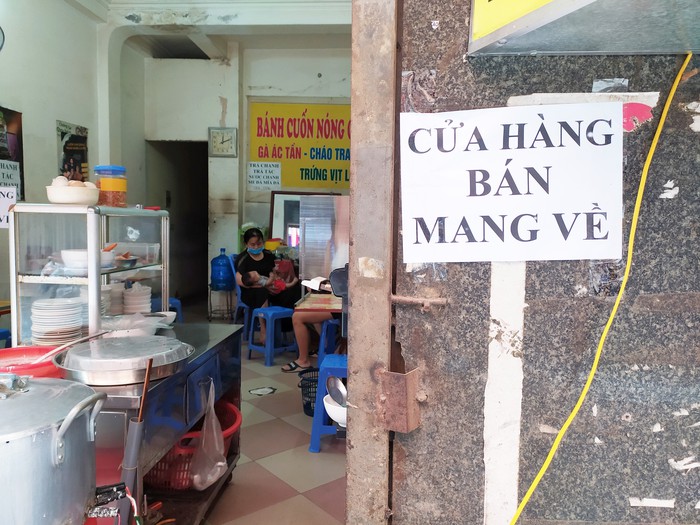 Hàng quán ăn uống ở Hà Nội đồng loạt chỉ bán mang về: &quot;Không lo lắng lắm vì có kinh nghiệm rồi&quot; - Ảnh 1.
