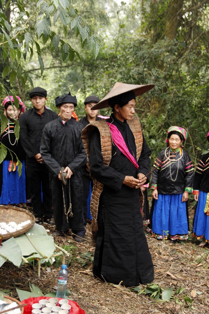 Thầy cúng Tráng Min Hồ cùng bà con đến từ thôn Chúng Trải, xã Phố Là, huyện Đồng Văn, tỉnh Hà Giang, bước tới nơi thực hành lễ