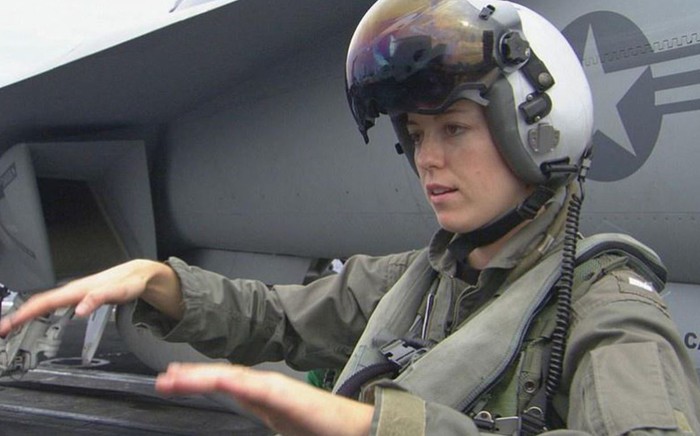 Nữ phi công tiêm kích Alex Dietrich được cả nước Mỹ săn đón vì UFO - Ảnh 1.