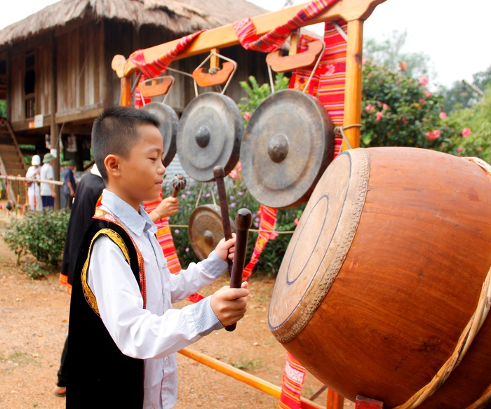 Diễn tấu nhạc cụ cồng chiêng của người Thái