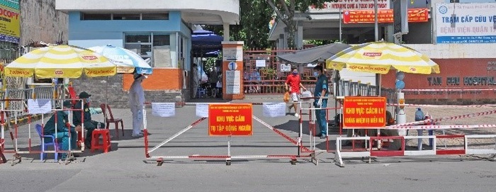 TPHCM: Phong tỏa Bệnh viện quận Tân Phú vì 3 ca nghi nhiễm Covid-19 - Ảnh 1.
