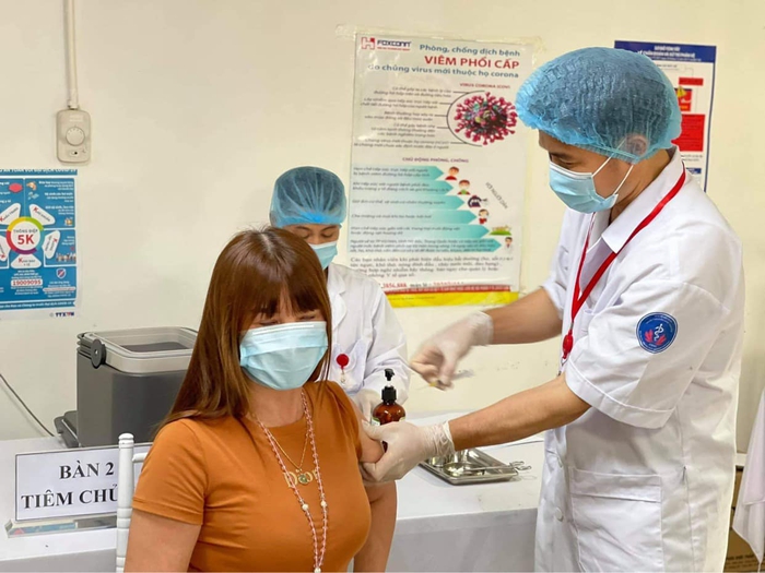 Tiêm vaccine ngừa Covid-19 cho công nhân ở Bắc Ninh - Ảnh 1.