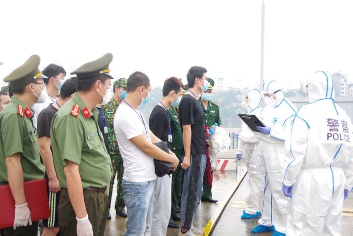 Trao trả 16 công dân Trung Quốc nhập cảnh trái phép, qua Cửa khẩu Quốc tế Lào Cai - Ảnh 2.