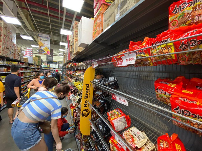 Nhiều siêu thị tại TPHCM đông nghẹt khách đi mua thực phẩm - Ảnh 2.