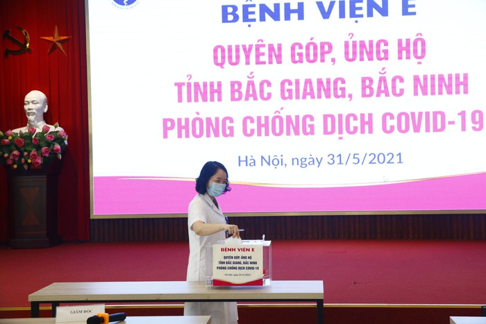 Bệnh viện E quyên góp ủng hộ tâm dịch Bắc Ninh, Bắc Giang - Ảnh 1.