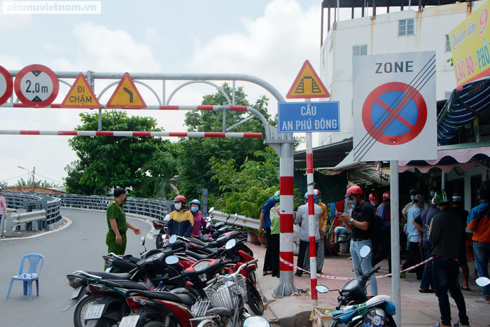 Một chốt kiểm soát tại cầu An Phú Đông, một cửa ngỏ Gò, vấp yêu cầu người dân ra vào khai báo y tế tại chỗ
