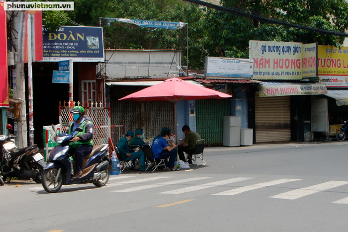 Một trạm kiểm soát trên đường Lê Quang Định, ranh giới giữa Gò Vấp và Bình Thạnh đã tạm ngưng chờ thông báo mới của địa phương