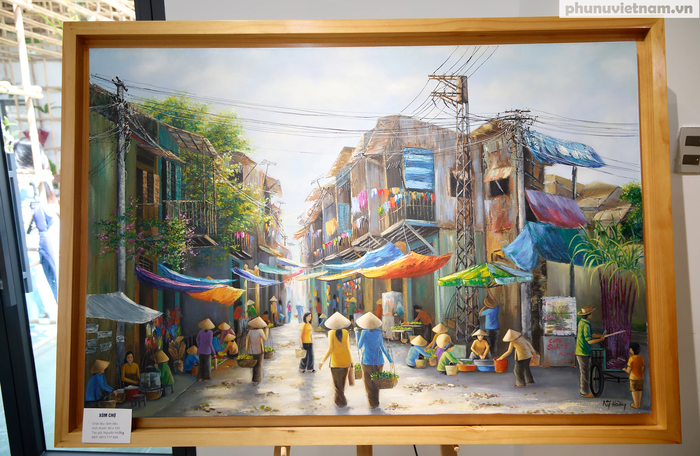 Tác phẩm &quot;Xóm chợ&quot; của họa sĩ Nguyễn Hoàng mang lại cảm xúc thanh bình, yên ả