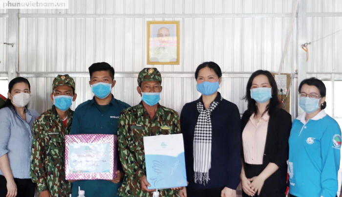 Lãnh đạo Hội LHPN Việt Nam thăm, động viên tuyến đầu chống dịch ở vùng biên của tỉnh Đồng Tháp - Ảnh 4.